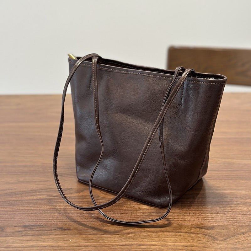 Vieux sac en cuir avec une poche amovible