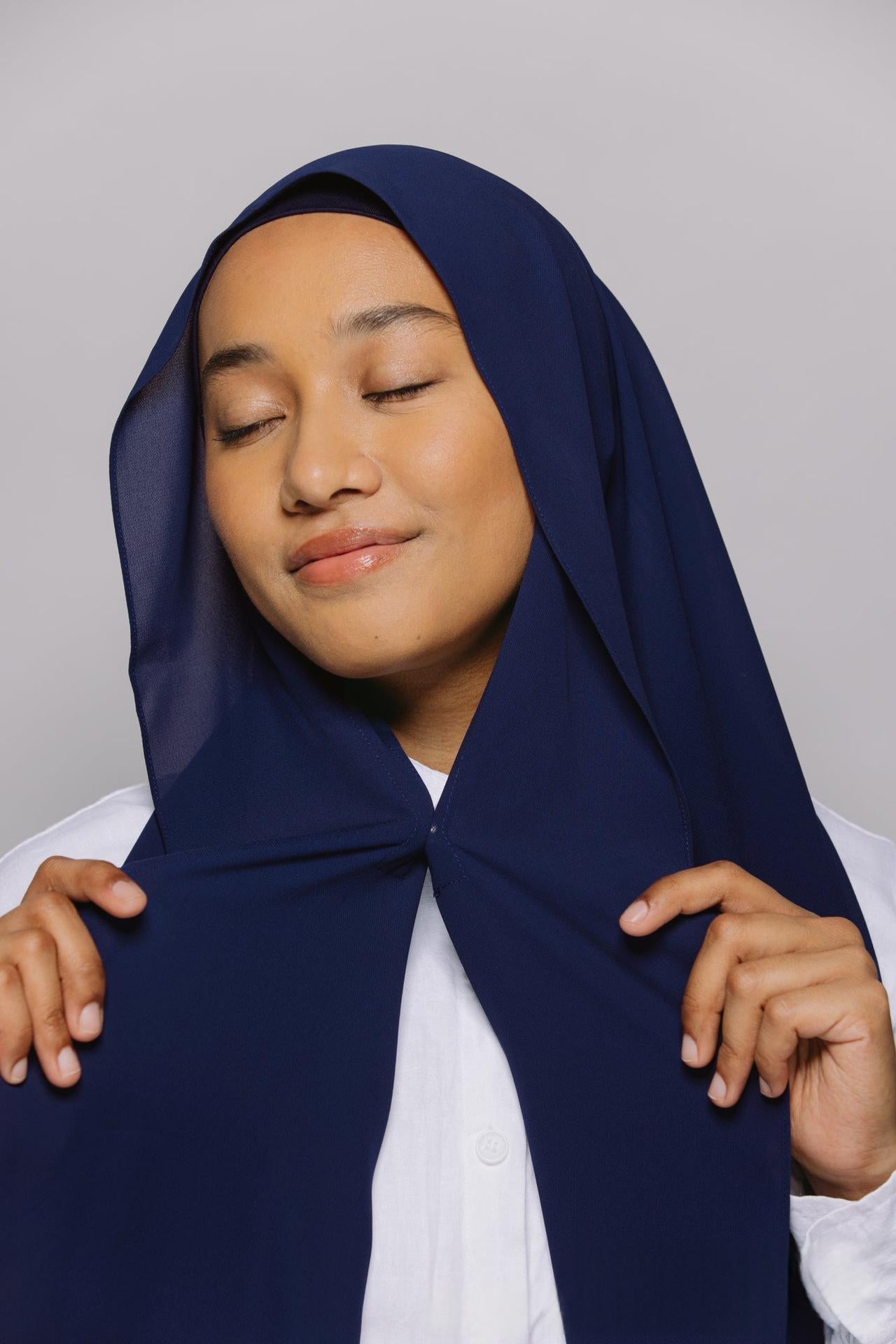 Le foulard pratique avec un aimant intégré