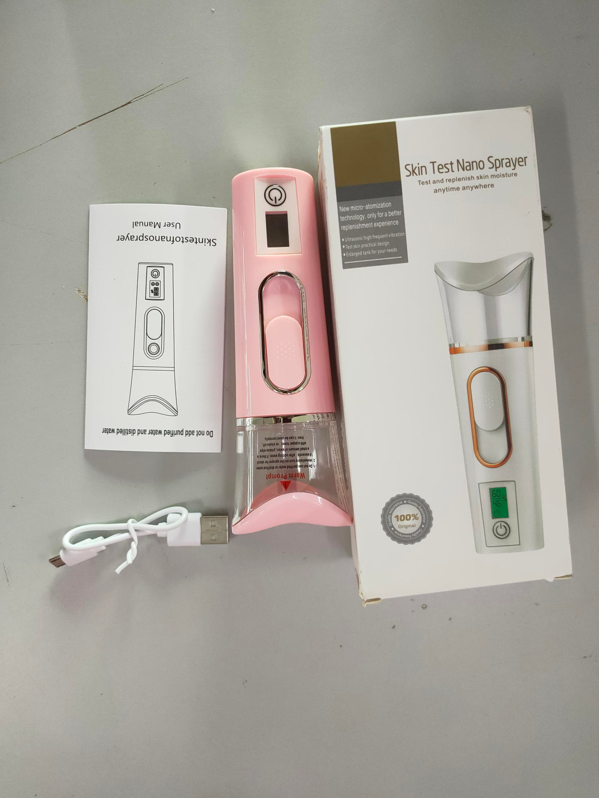 Humidificateur du visage de l'hydratant de test de peau à main