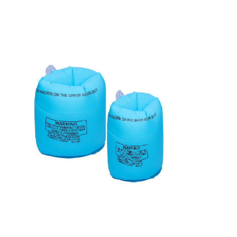 Plusieurs coussins gonflables gonflent le cercle de natation et le bras de bébé