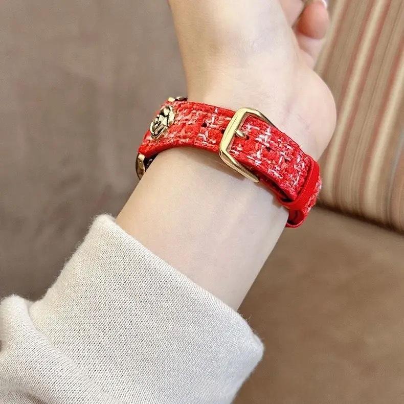 Bracelet en cuir de style Chanel avec une taille et un design ciselé