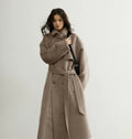 Retro-chic doux avoine-beige en laine ceinturée dans une longue silhouette
