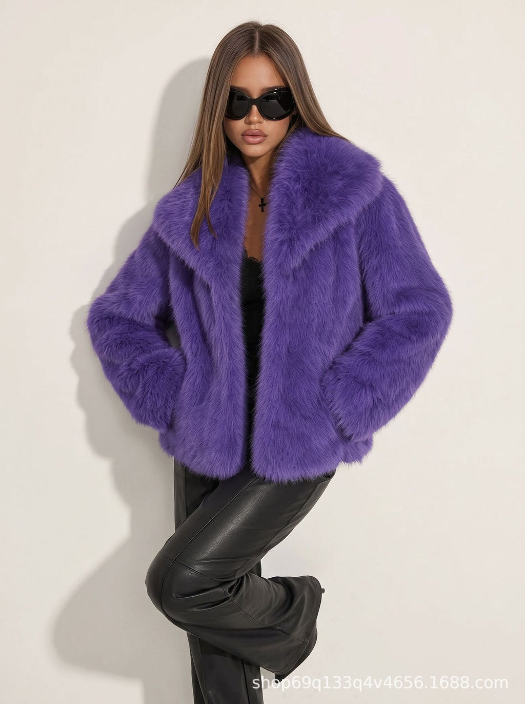 Manteau court fashionable pour femmes avec un grand lapel