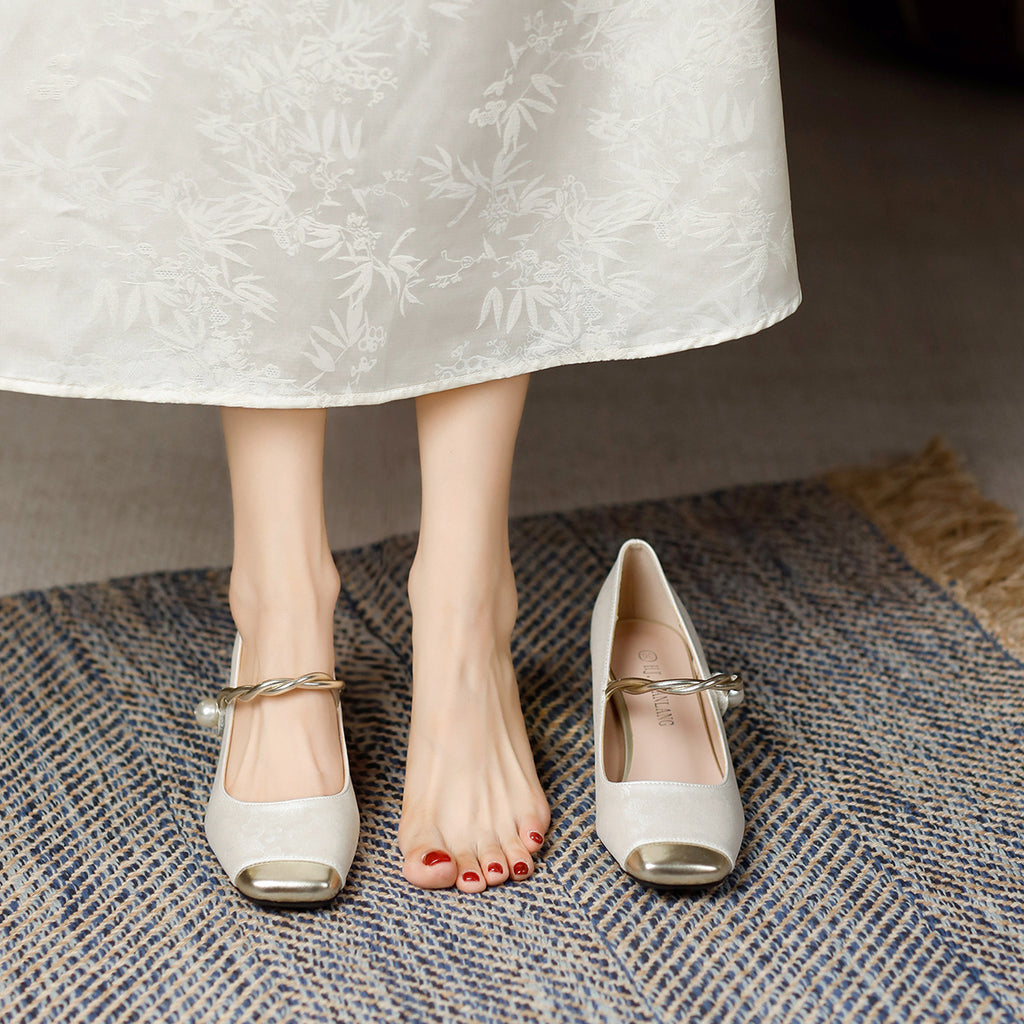 Des talons hauts d'une taille avec des embellissements de perles et un talon carré plaqué