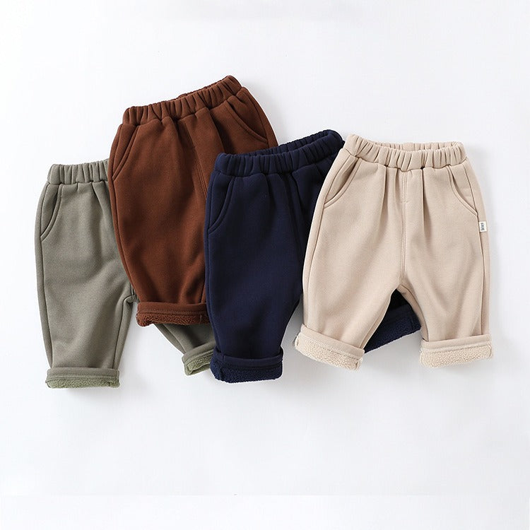 Garçon couleur solide avec des pantalons épais en fourrure