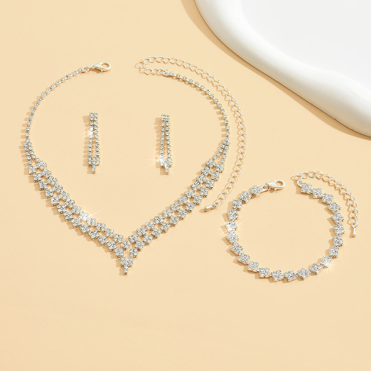 Boucles d'oreilles et colliers de fleurs douces et étincelantes d'Amazon