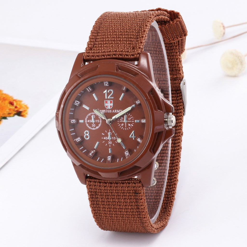 Fausse mode simple Ceinture en acier à trois yeux Montre Quartz
