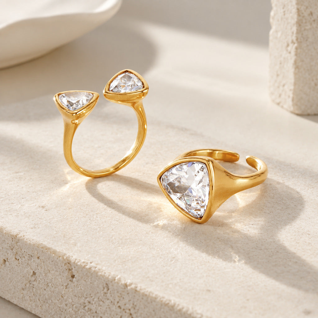 Anneau triangulaire en acier au titane avec niche Zircon et haut de gamme