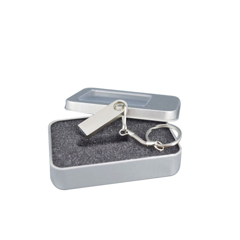 Une clé USB avec une grande capacité est étendue sur une échelle virtuelle