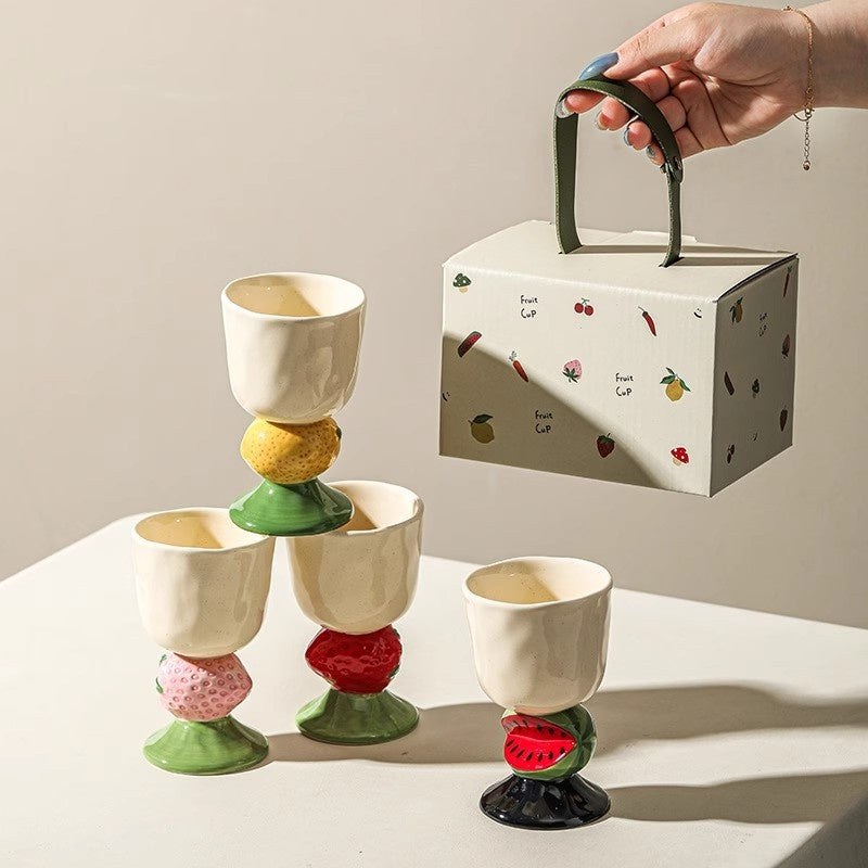 Gobelet de céramique à la crème glacée aromatisée aux fruits