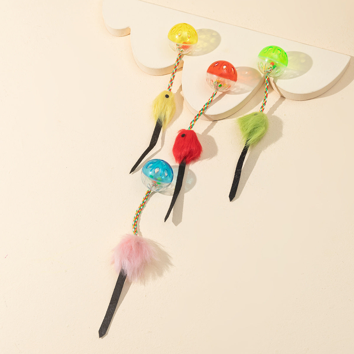 Balle de teasing de chat en plastique coloré Mesh Hollow Sound
