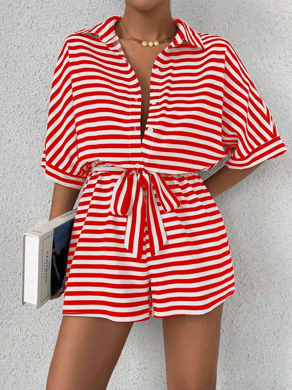 Maillot de saut rayé d'été doté d'un style de cardigan front-bouton de collier de lapel