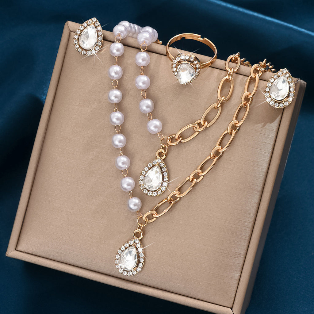 Boucles d'oreilles à goutte d'eau incrustées au diamant