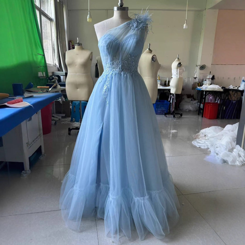 Robe de mariée à une épaule bleue