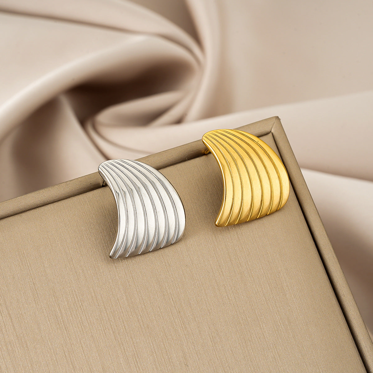 Style Ins européen et américain Fashionable simple rayé Fan-Shaped Titanium acier oreille