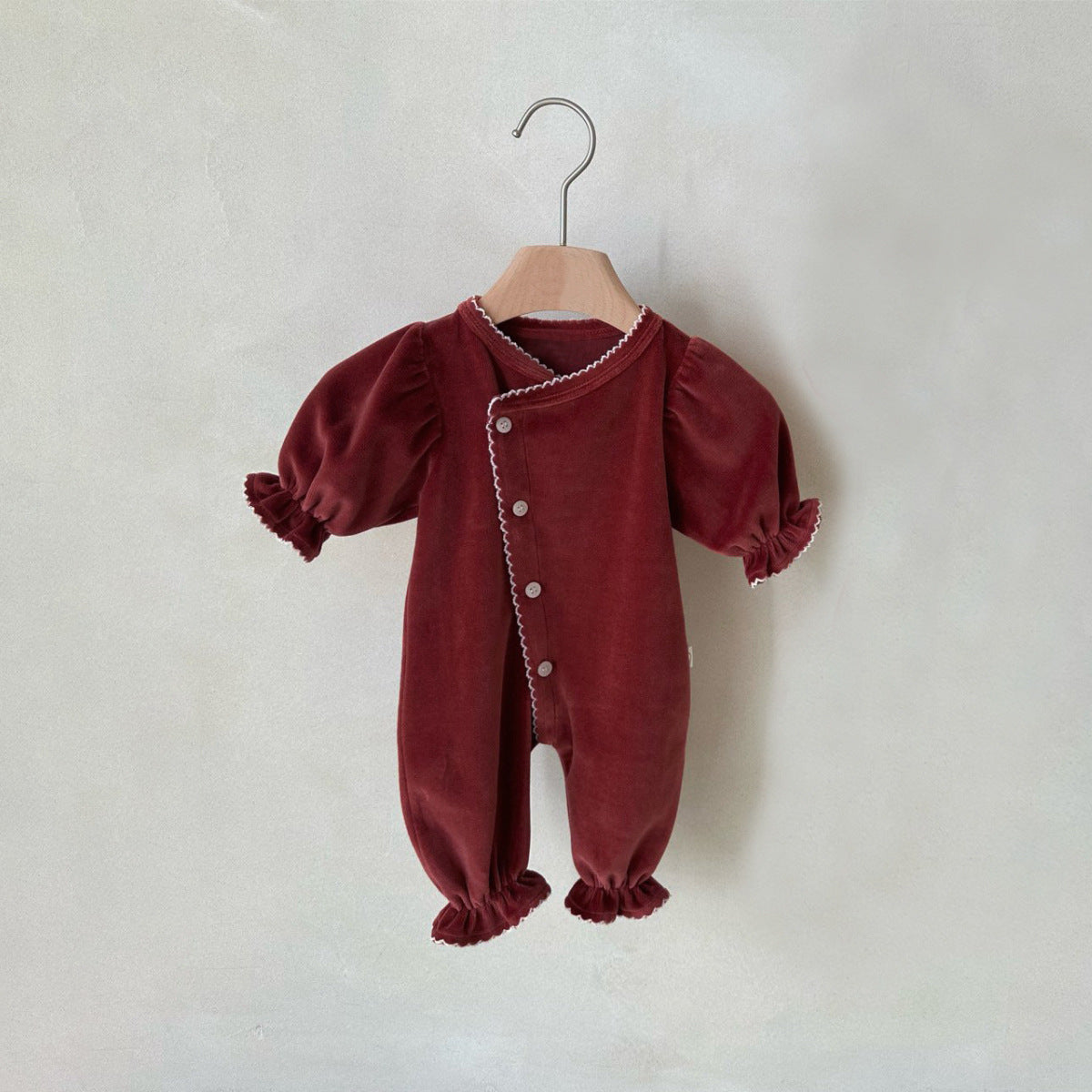 Romper en une seule pièce de style long avec une seule rangée de snaps pour bébés