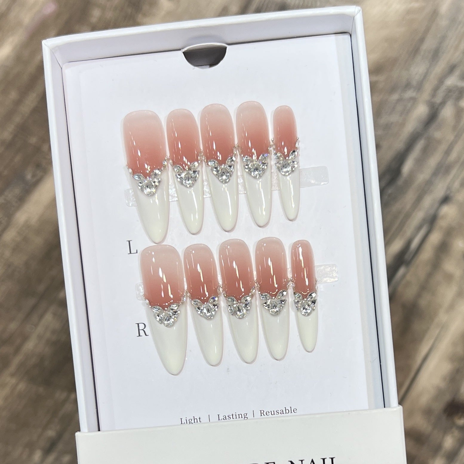 Les femmes de style français Les ongles à la main