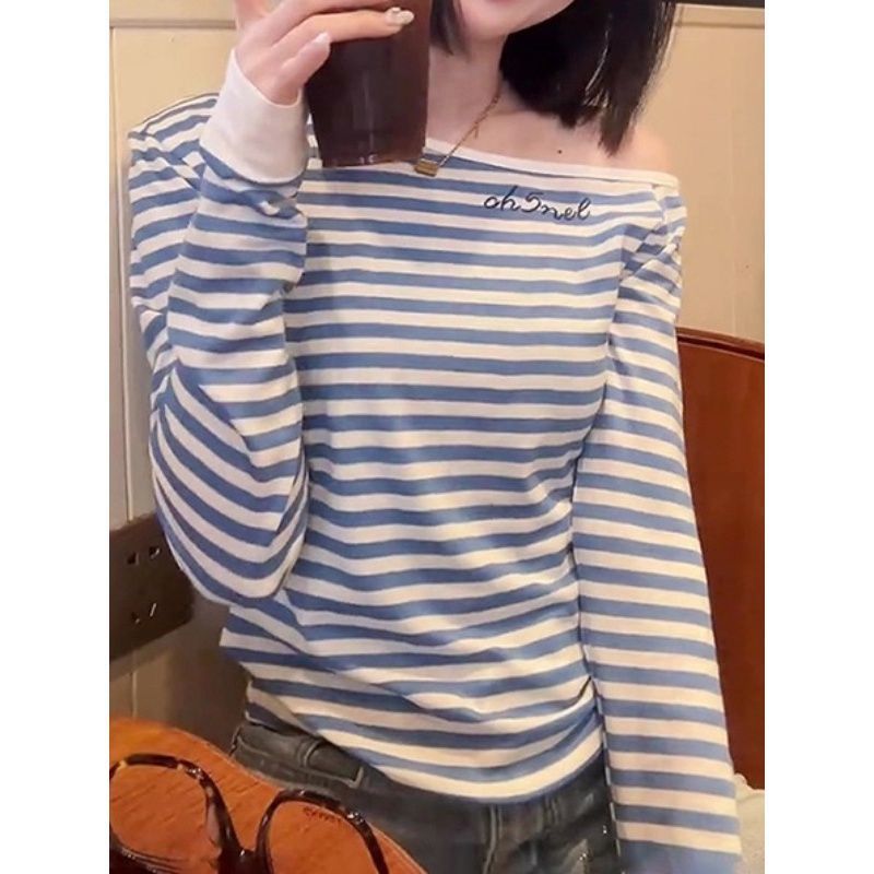 Robe de gaine à rayures bleues avec collier de bateau et manches longues