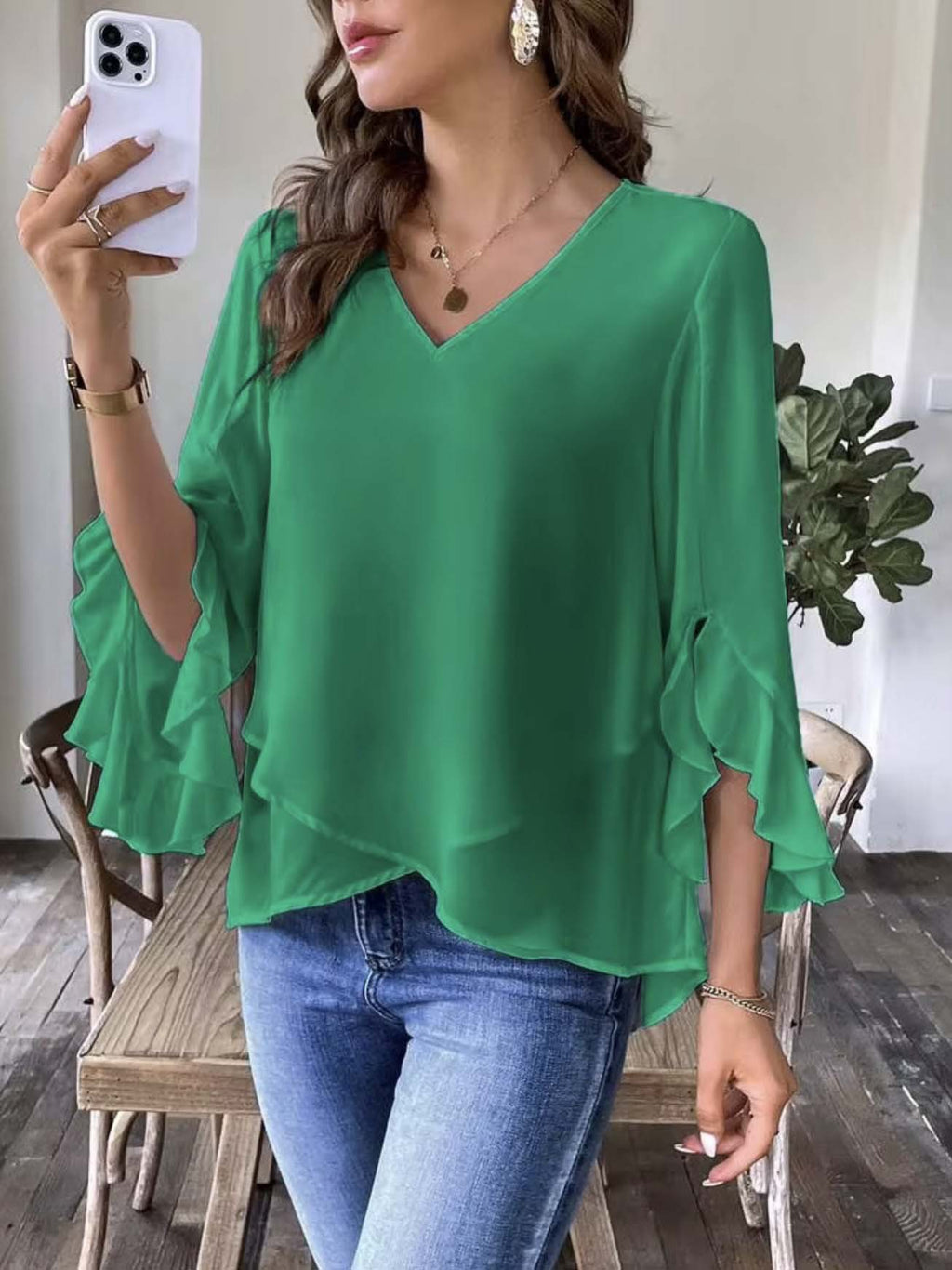 Top femme à col V avec manches volantes