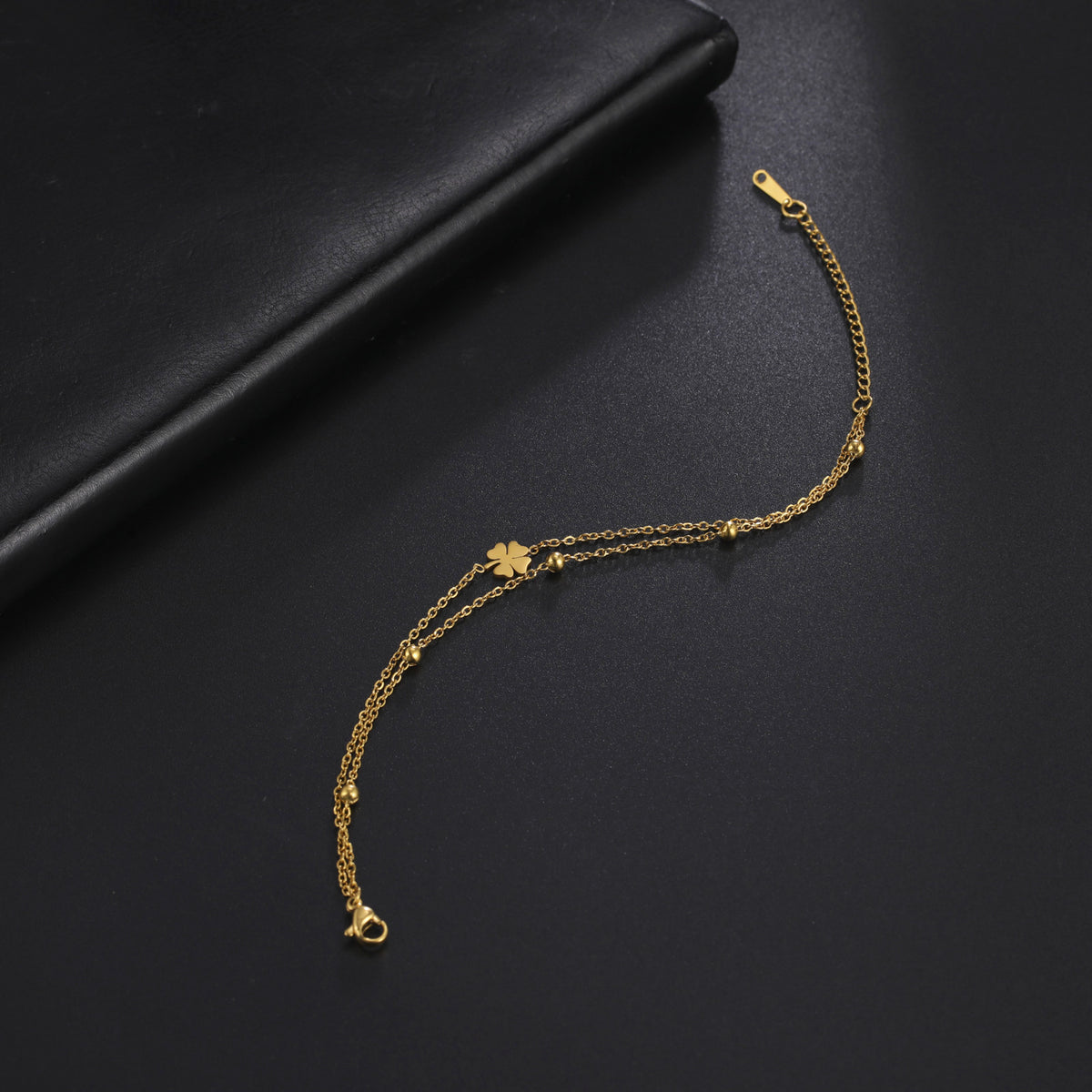 Bracelet de cheville en acier inoxydable coupe Clover Charm pour femmes
