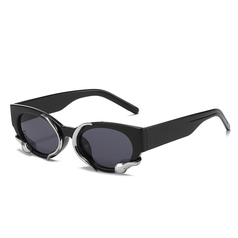 Et des lunettes de soleil tridimensionnelles de style similaire Snake Retro