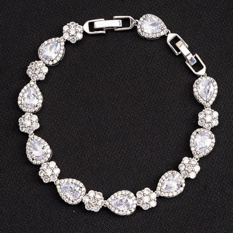 Luxury Teardrop Zircon Flower Bracelet Elegant laiton déclaration bijoux pour les femmes mariage C