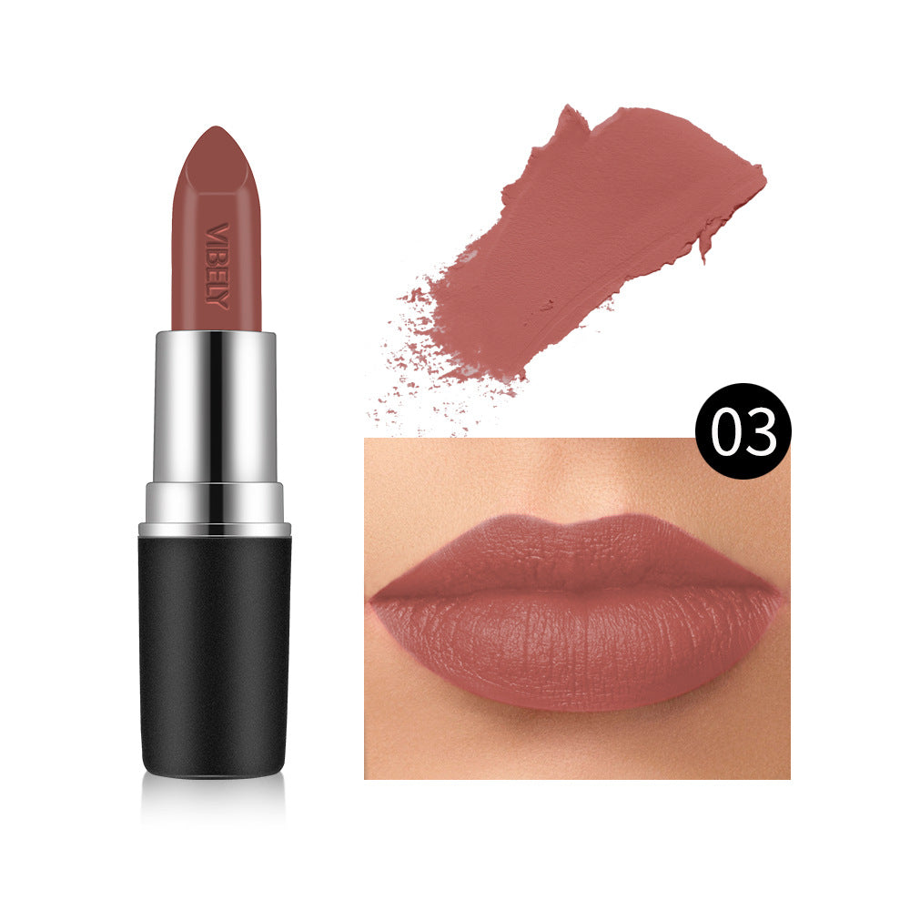 Matte Bullet rouge à lèvres avec un fini velouté qui rend votre peau plus juste