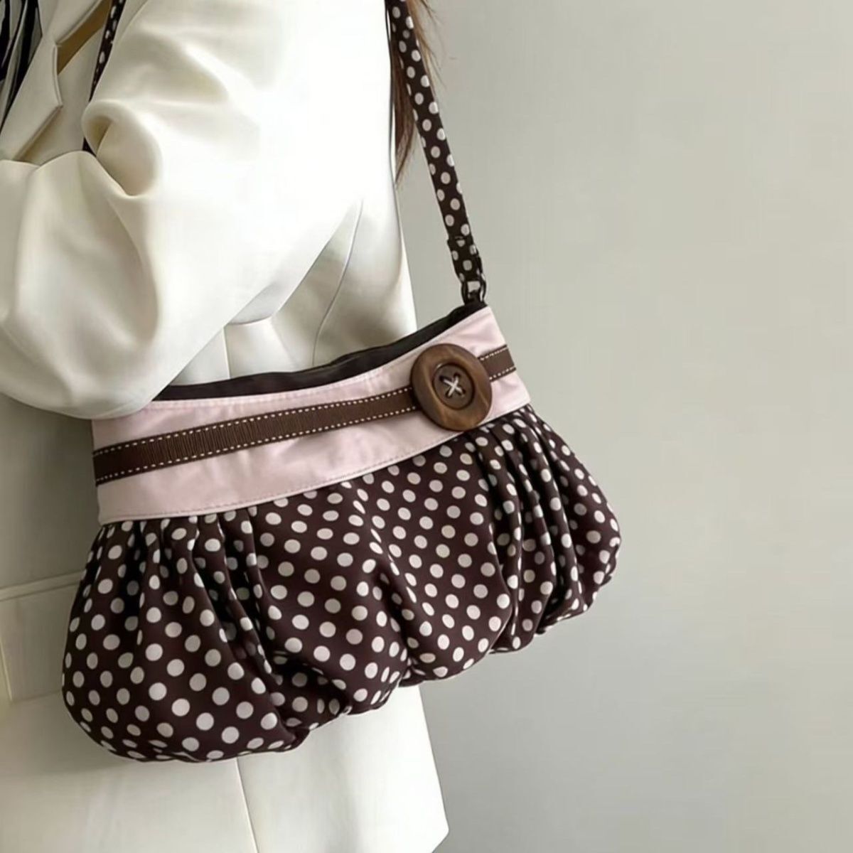 Sac sous-armure à bouton en bois Retro Polka-dot