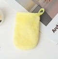 Nettoyer les cots du doigt maquillage faciale enlèvement des gants