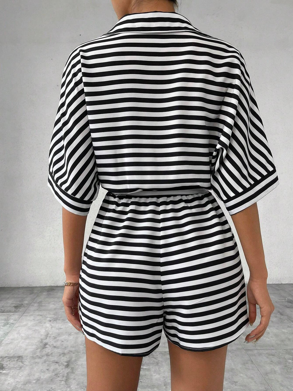 Maillot de saut rayé d'été doté d'un style de cardigan front-bouton de collier de lapel