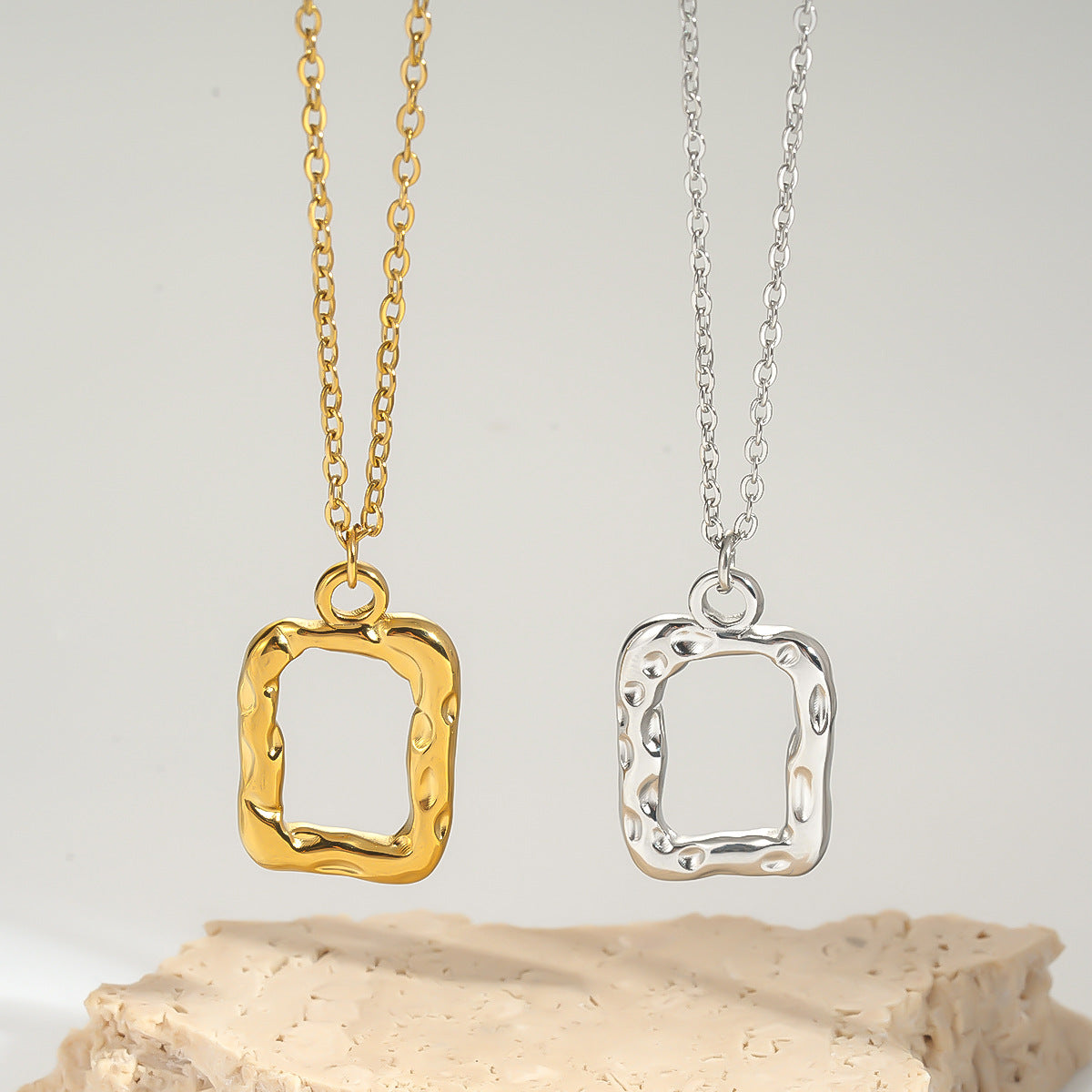 Collier pendentif texturé à ride minimaliste