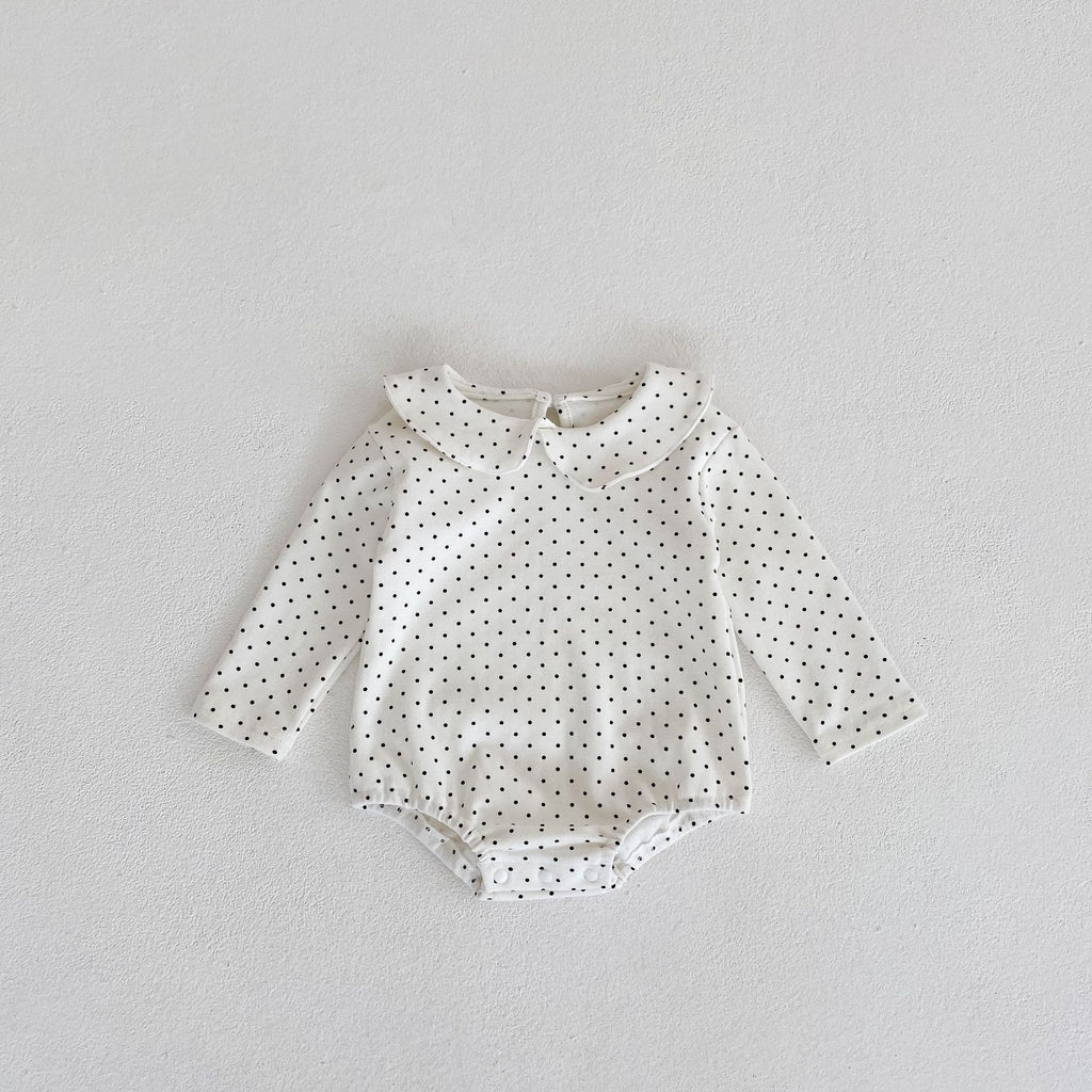 Collier de poupée de petite fille à manches longues