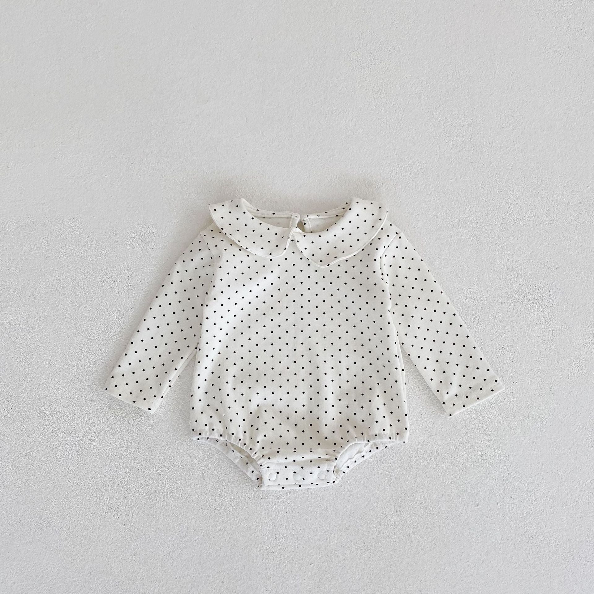 Collier de poupée de petite fille à manches longues