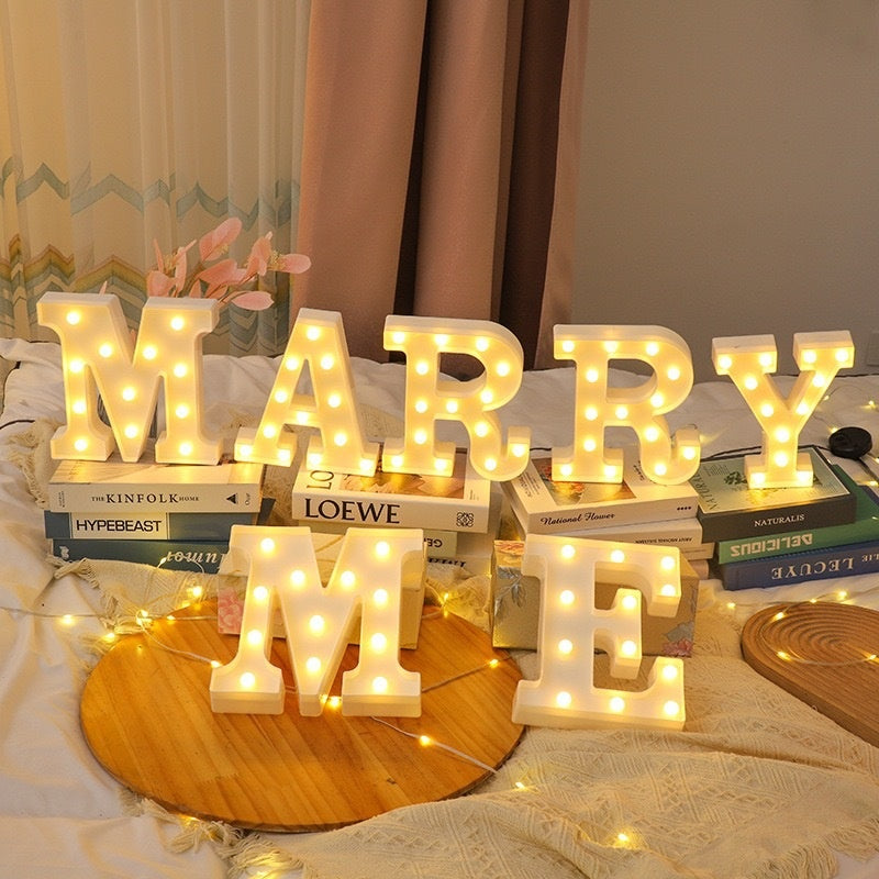 Proposition LED Signe lumineux avec joyeux anniversaire Une décoration romantique Glowing pour le