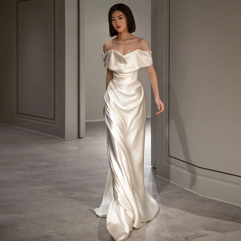 Robe de mariée à l'épaule blanche