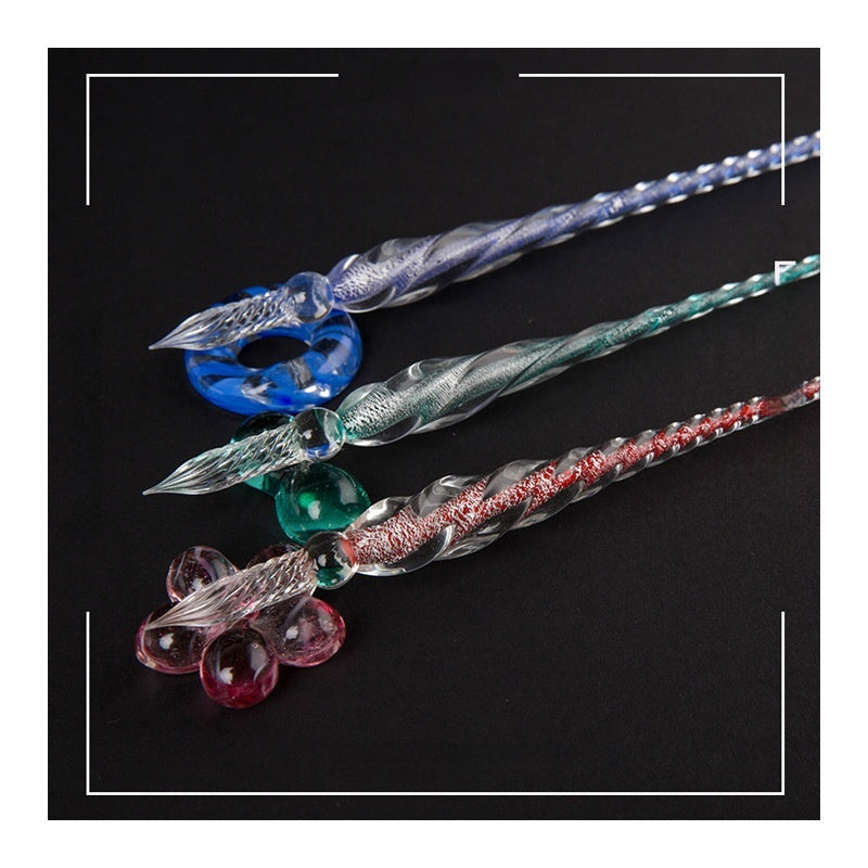 Pen en cristal transparent d'encre couleur d'eau trempé dans l'eau