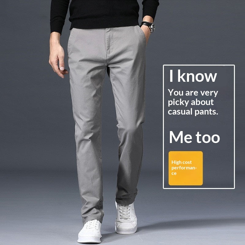Couper les pantalons occasionnels d'hommes allongés