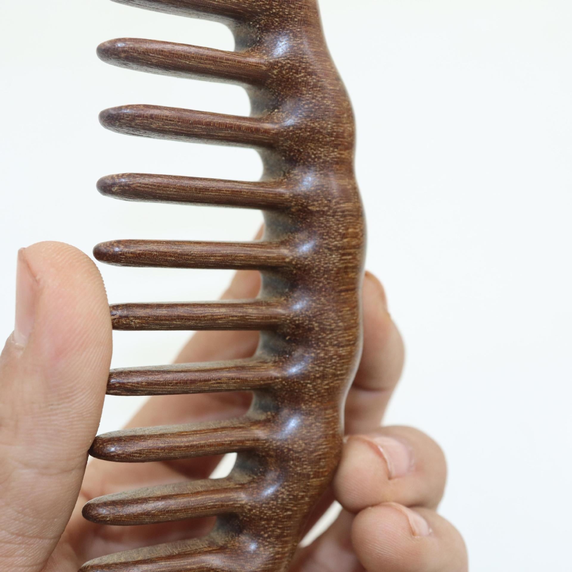Peigne en bois sculpté épais en santal doré