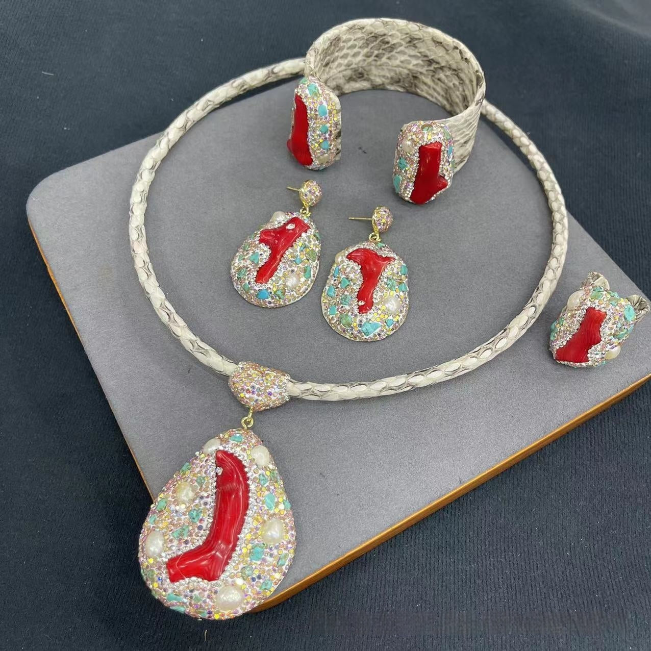 Véritable cuir Snakeskin Sea Bamboo Inlaid Pearl Autumn and Winter Ensemble de bijoux en quatre pièces