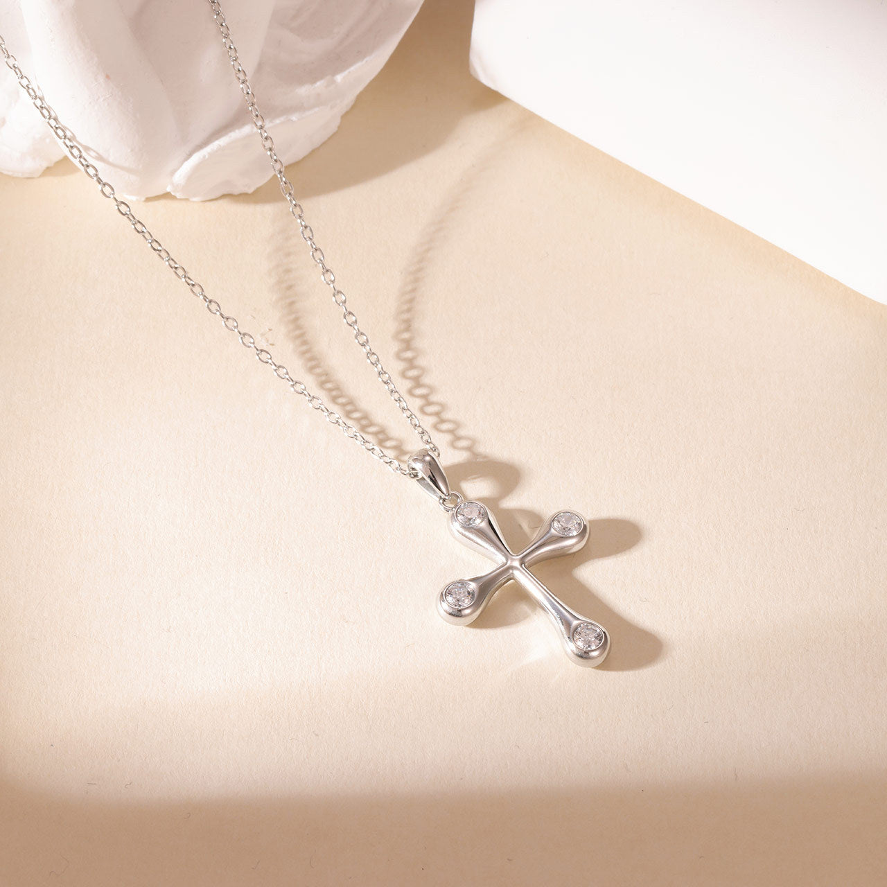 Collier Cross pour femmes sophistiquées polyvalentes et subtilement luxueuses