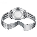 Homme d'affaires élégant montre avec les mains lumineuses