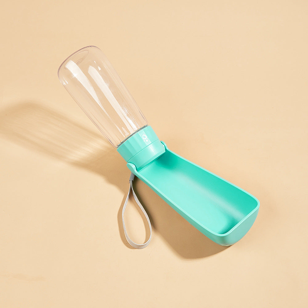 Bouteille d'eau pour animaux de compagnie à l'extérieur