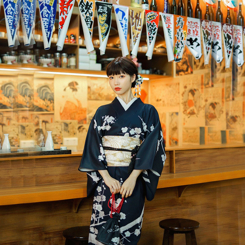 Kimono japonais traditionnel avec des motifs de fleur de cerise