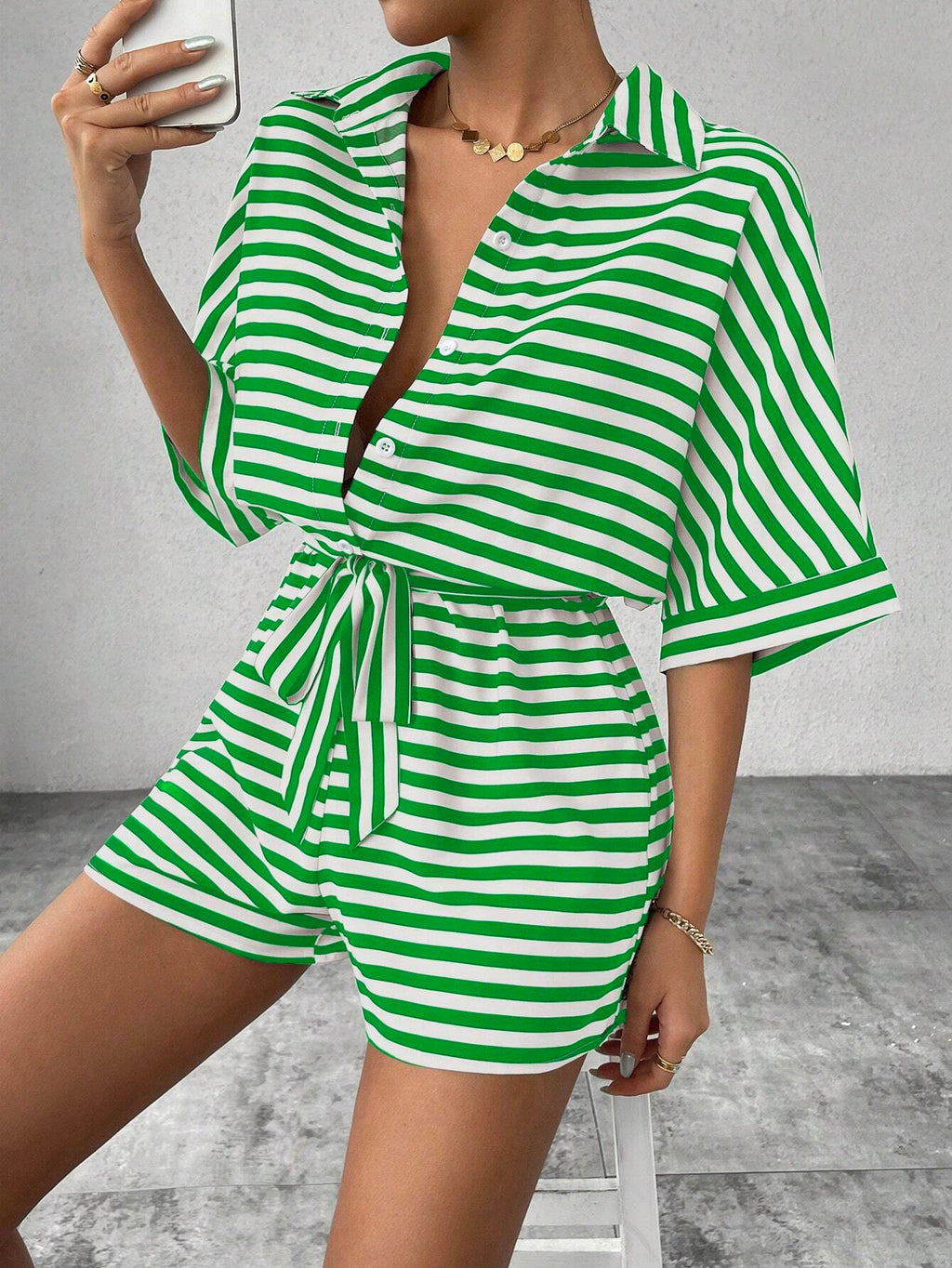 Maillot de saut rayé d'été doté d'un style de cardigan front-bouton de collier de lapel