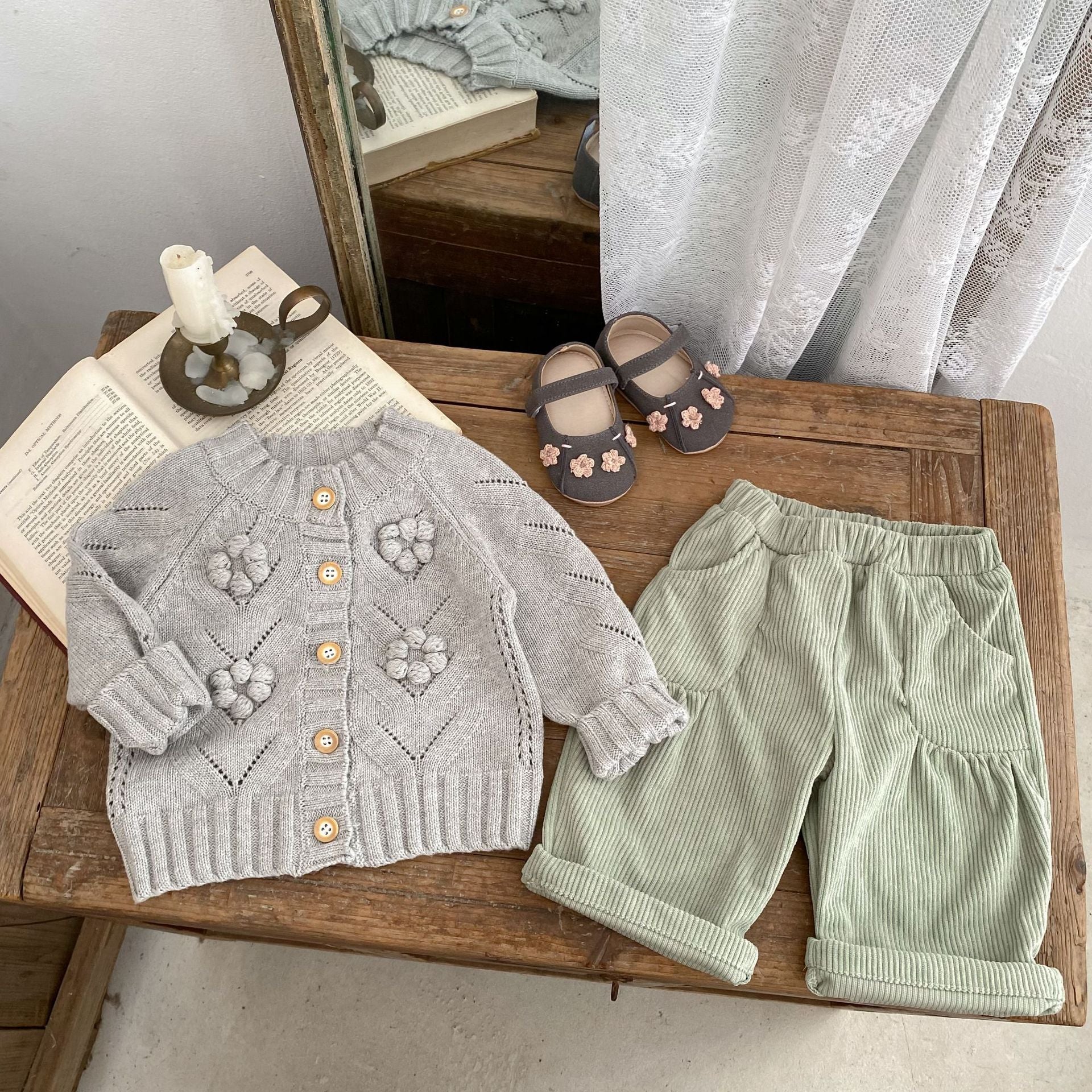 Bébé fille Hollow dehors main crochet boule tricotée Sweater manteau tout-appariement