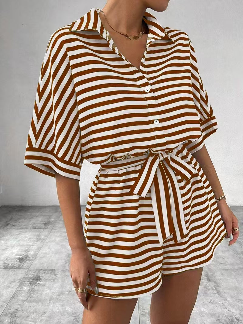 Maillot de saut rayé d'été doté d'un style de cardigan front-bouton de collier de lapel