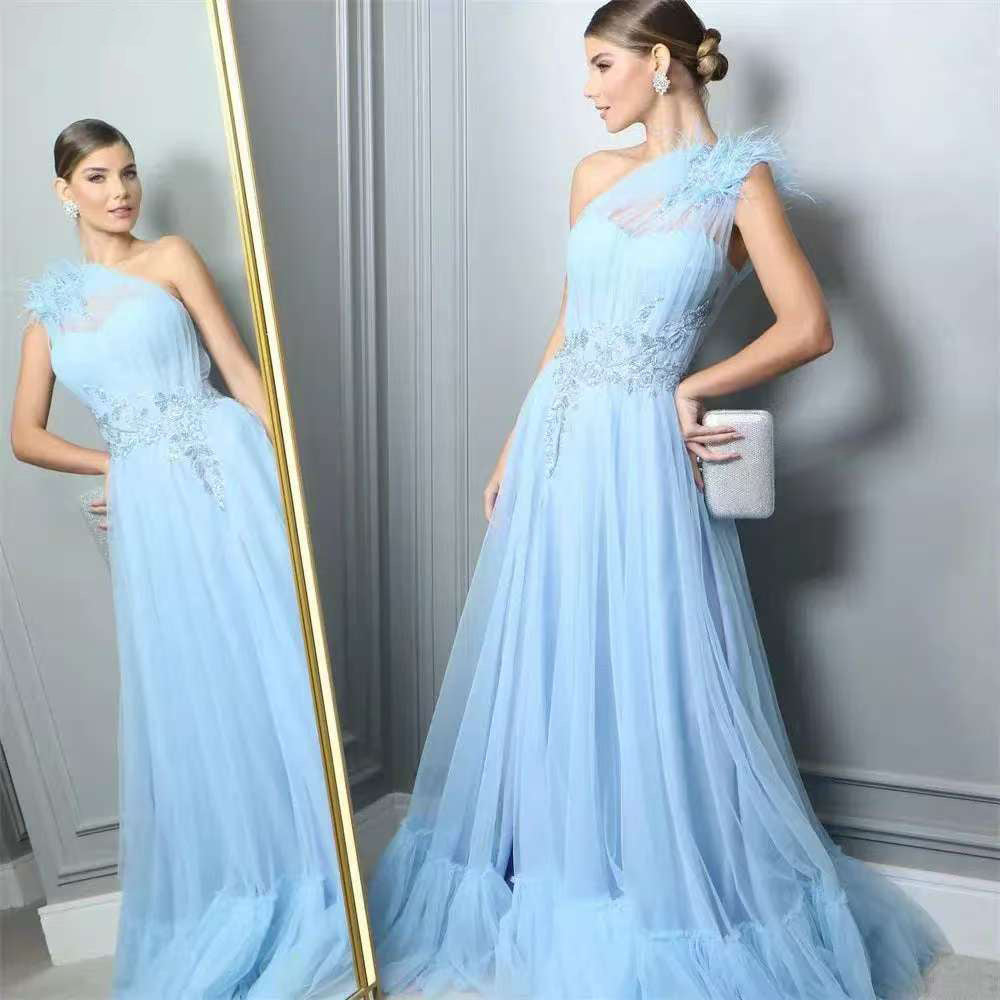 Robe de mariée à une épaule bleue