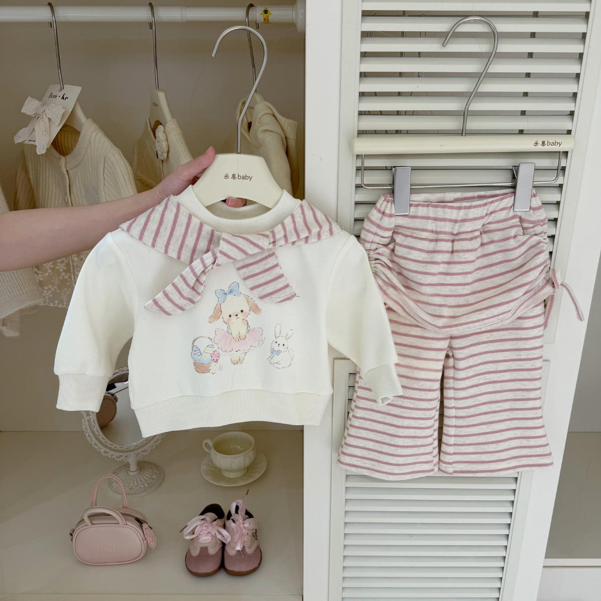 Ensemble de pantalons à fond de ventre rayé et de weater fille bébé