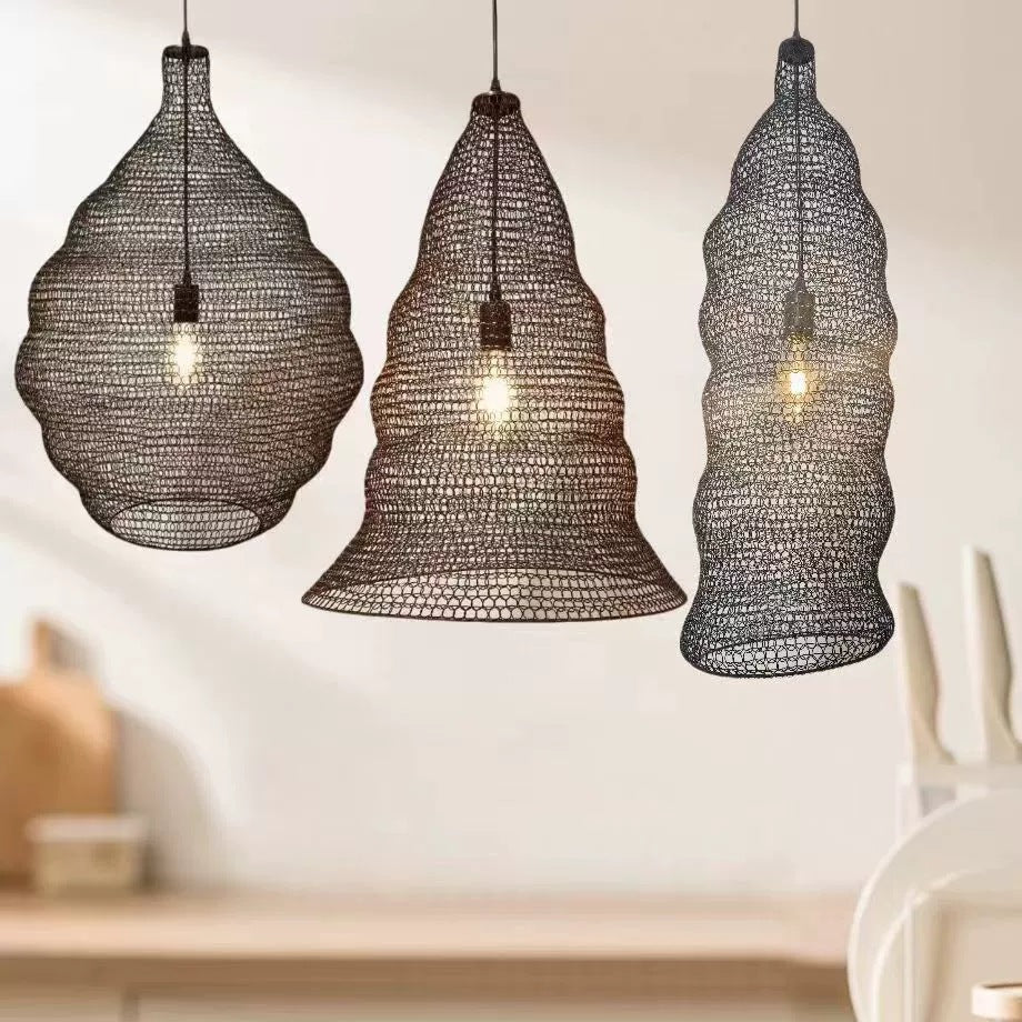 Restaurant chaud de style rustique avec des chandeliers à mailles
