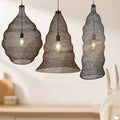 Restaurant chaud de style rustique avec des chandeliers à mailles
